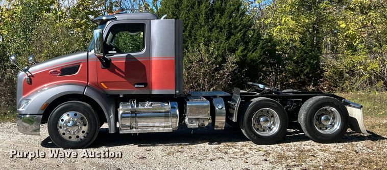 image for item ET3492 2020 Peterbilt 579 semi truck