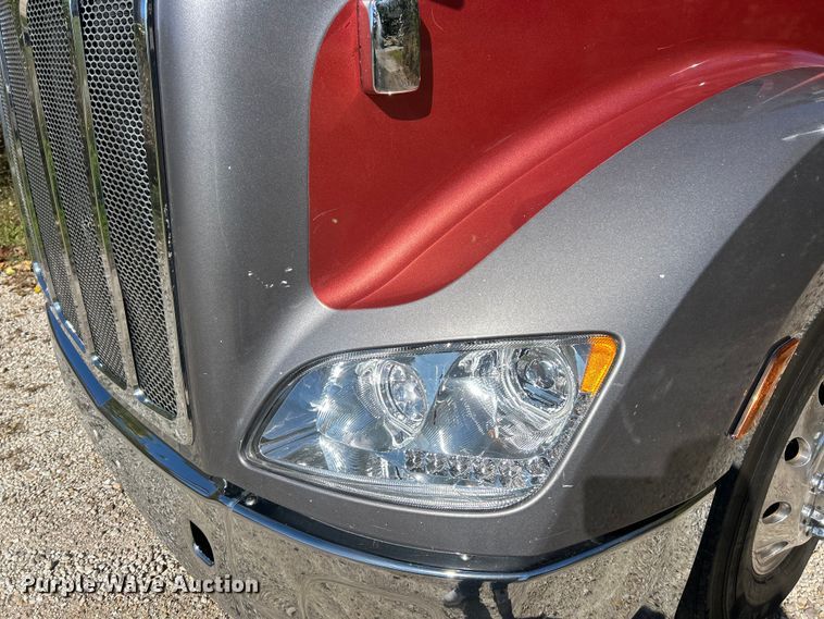 image for item ET3492 2020 Peterbilt 579 semi truck