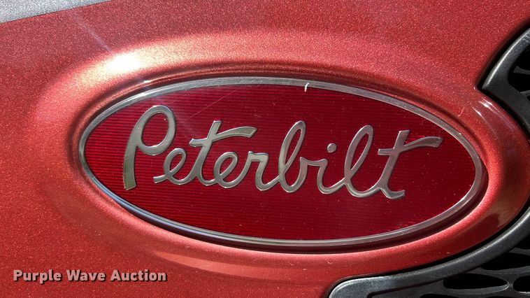image for item ET3492 2020 Peterbilt 579 semi truck