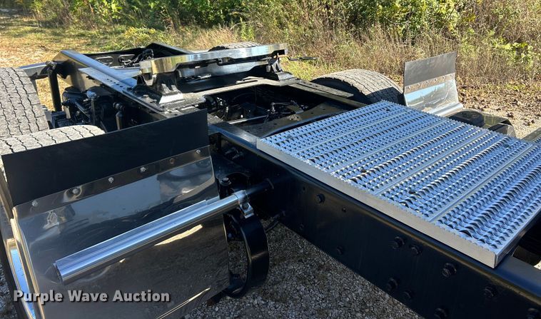 image for item ET3492 2020 Peterbilt 579 semi truck