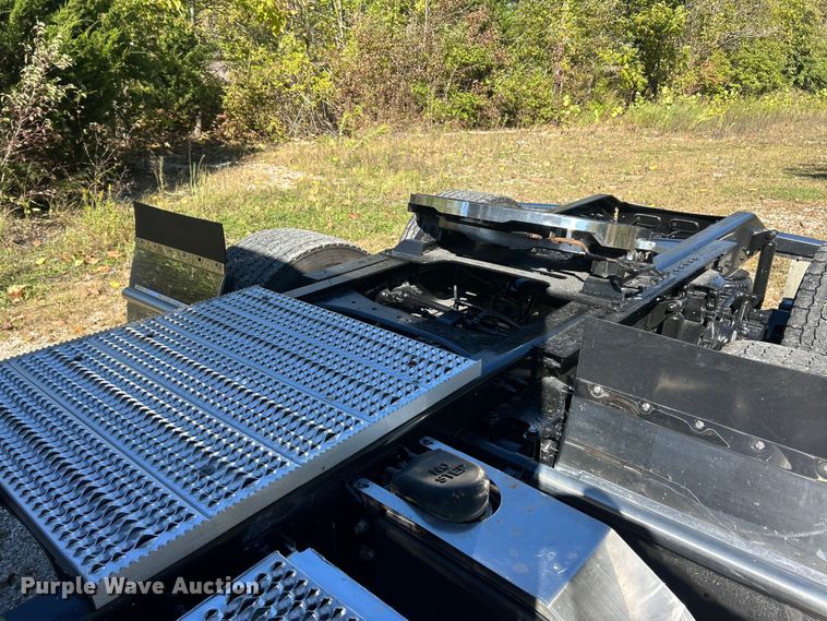 image for item ET3492 2020 Peterbilt 579 semi truck