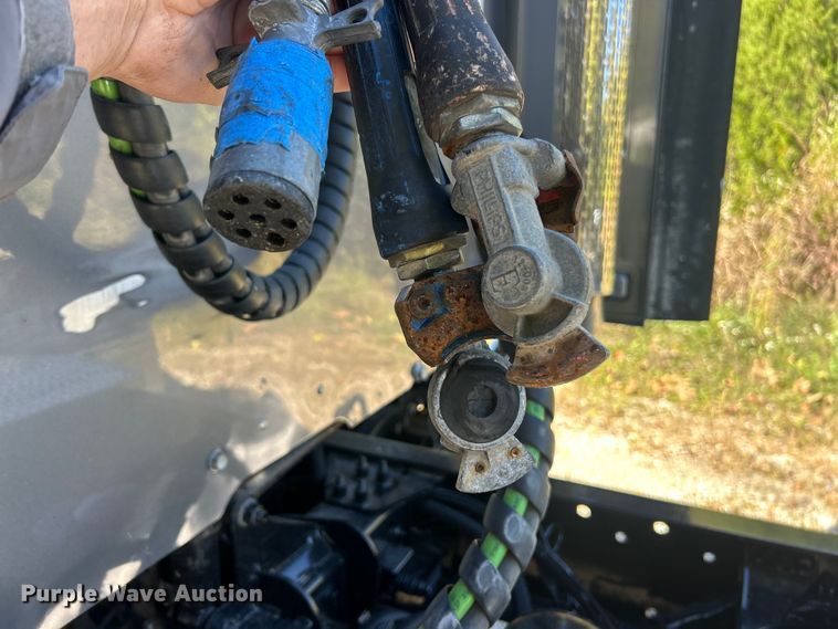 image for item ET3492 2020 Peterbilt 579 semi truck