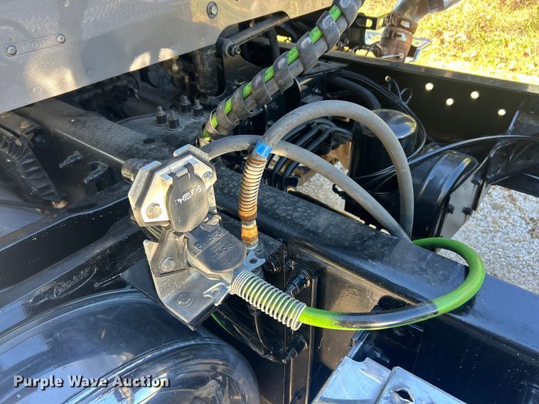 image for item ET3492 2020 Peterbilt 579 semi truck