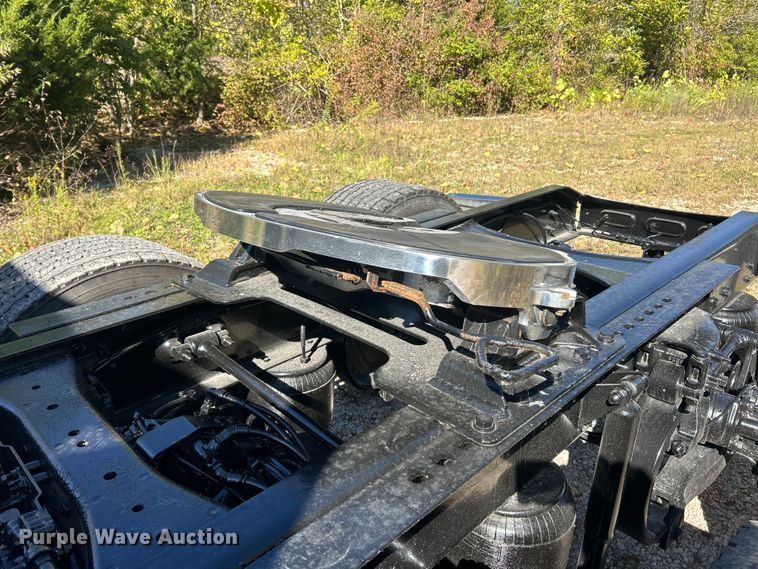 image for item ET3492 2020 Peterbilt 579 semi truck