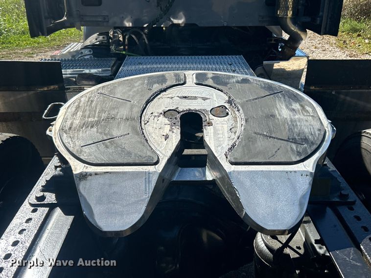 image for item ET3492 2020 Peterbilt 579 semi truck