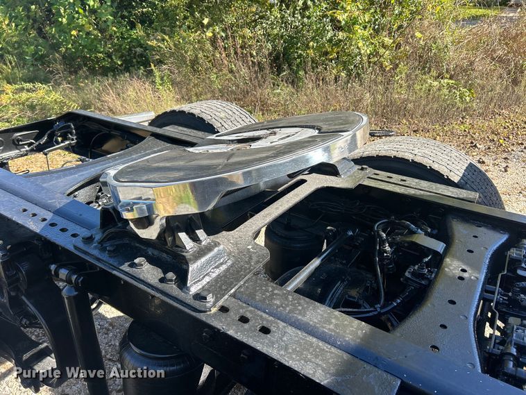 image for item ET3492 2020 Peterbilt 579 semi truck