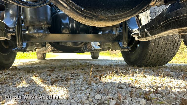 image for item ET3492 2020 Peterbilt 579 semi truck