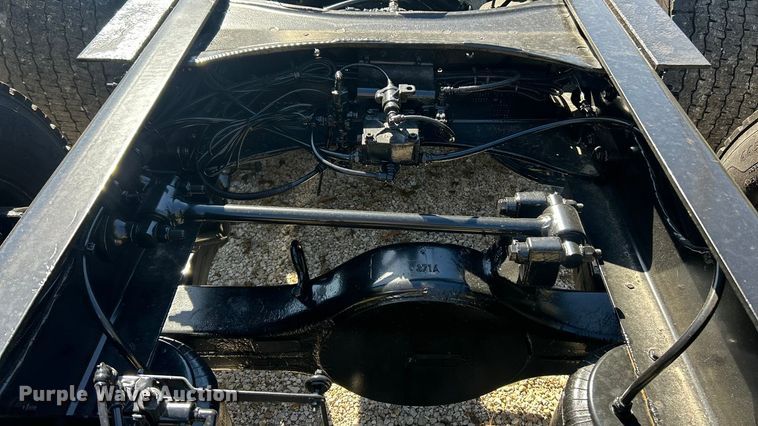 image for item ET3492 2020 Peterbilt 579 semi truck