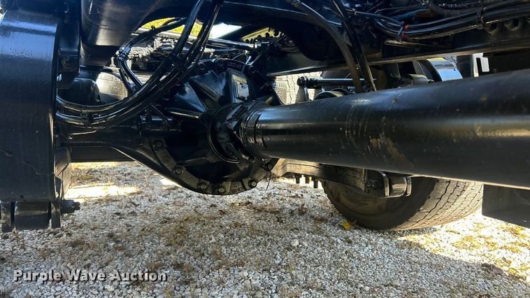 image for item ET3492 2020 Peterbilt 579 semi truck