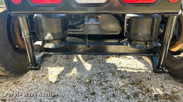 image for item ET3492 2020 Peterbilt 579 semi truck