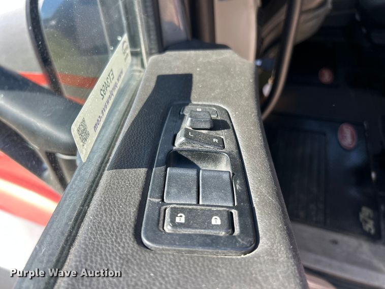 image for item ET3492 2020 Peterbilt 579 semi truck