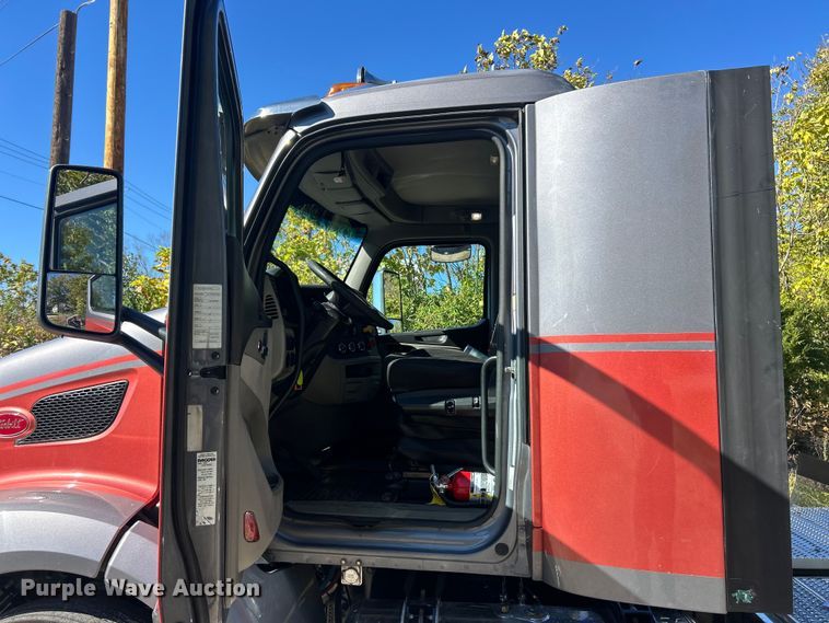 image for item ET3492 2020 Peterbilt 579 semi truck