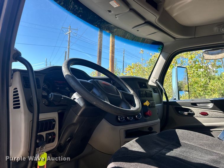 image for item ET3492 2020 Peterbilt 579 semi truck