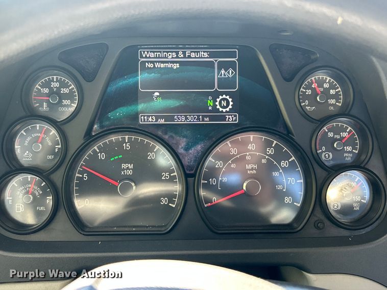 image for item ET3492 2020 Peterbilt 579 semi truck