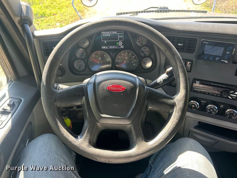 image for item ET3492 2020 Peterbilt 579 semi truck