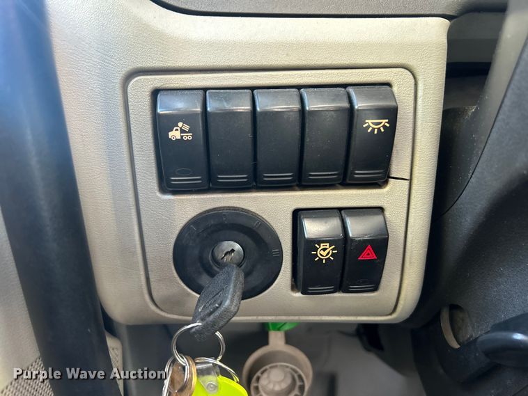 image for item ET3492 2020 Peterbilt 579 semi truck