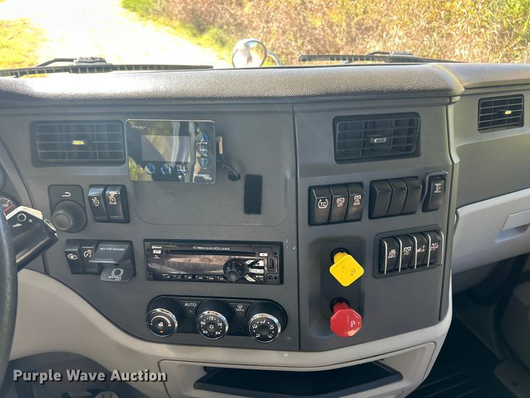 image for item ET3492 2020 Peterbilt 579 semi truck