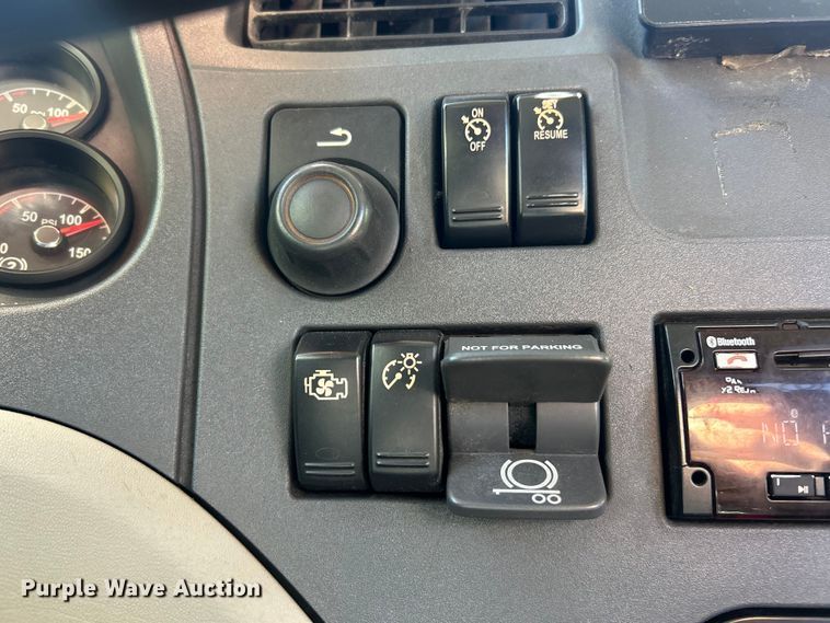 image for item ET3492 2020 Peterbilt 579 semi truck