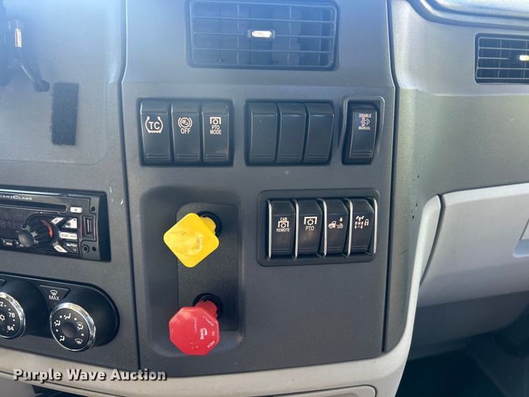 image for item ET3492 2020 Peterbilt 579 semi truck