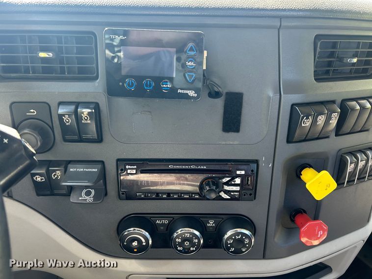 image for item ET3492 2020 Peterbilt 579 semi truck