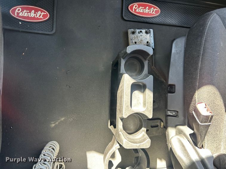 image for item ET3492 2020 Peterbilt 579 semi truck