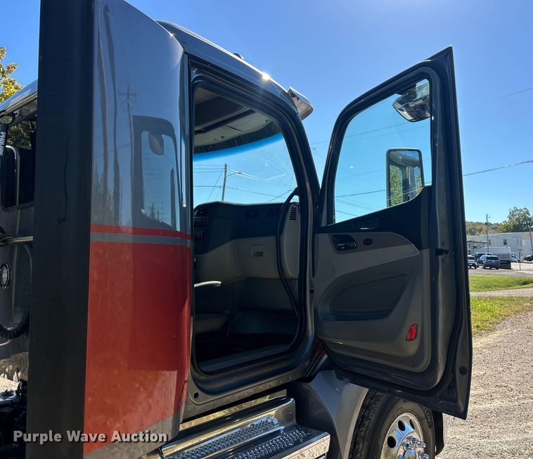 image for item ET3492 2020 Peterbilt 579 semi truck