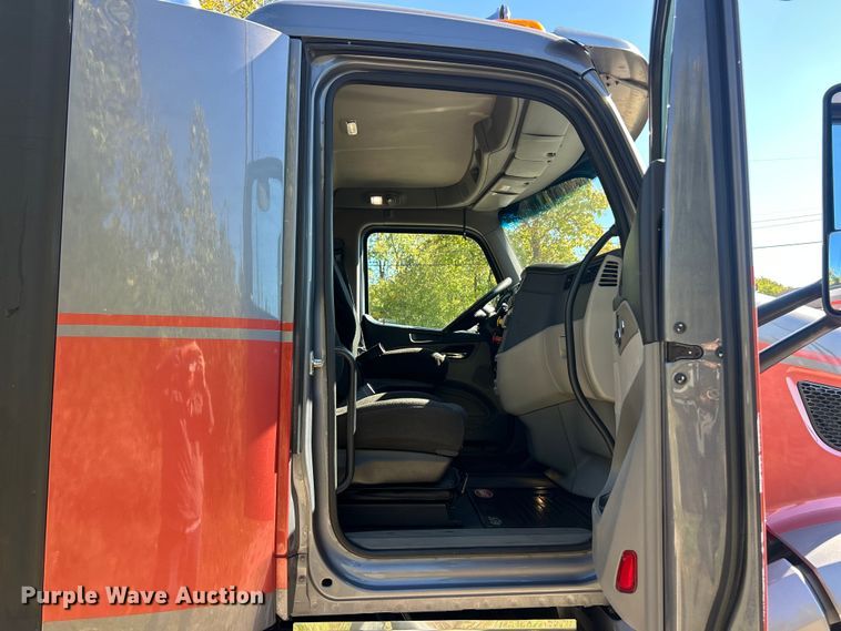 image for item ET3492 2020 Peterbilt 579 semi truck