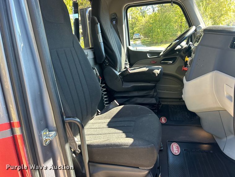 image for item ET3492 2020 Peterbilt 579 semi truck