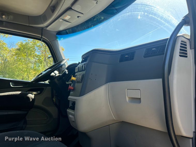 image for item ET3492 2020 Peterbilt 579 semi truck