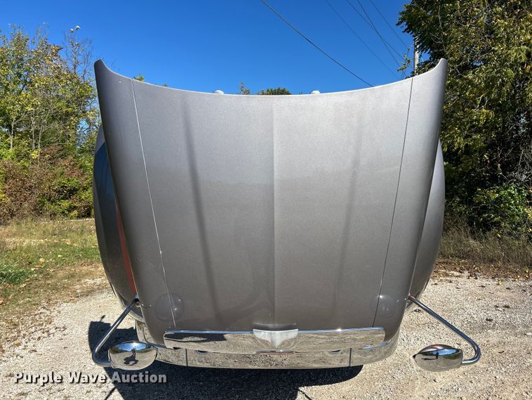 image for item ET3492 2020 Peterbilt 579 semi truck