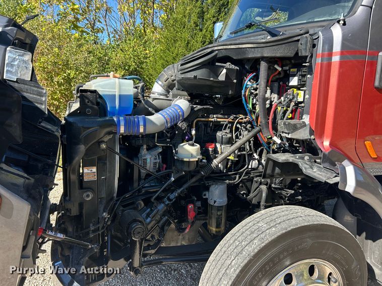 image for item ET3492 2020 Peterbilt 579 semi truck