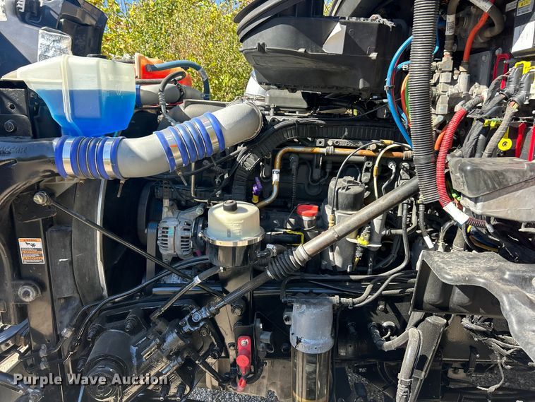 image for item ET3492 2020 Peterbilt 579 semi truck