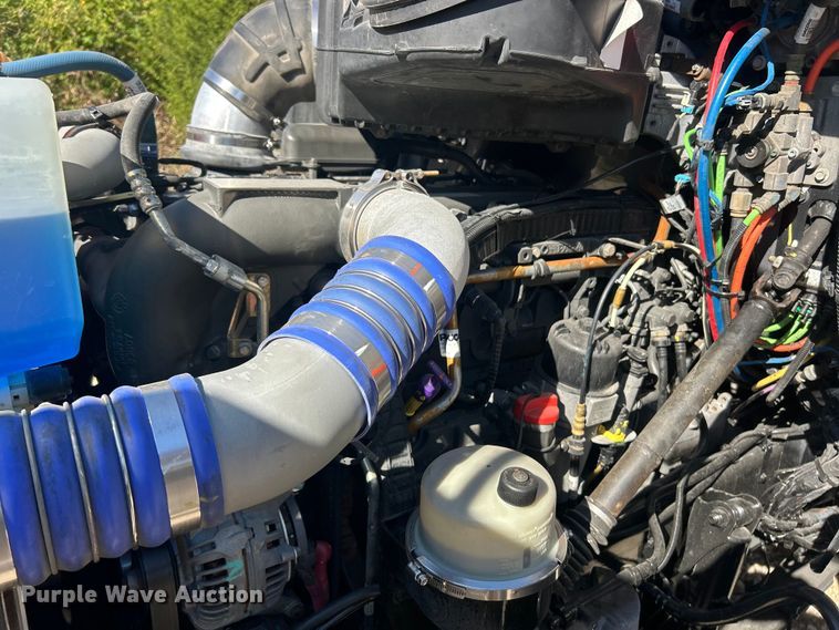 image for item ET3492 2020 Peterbilt 579 semi truck