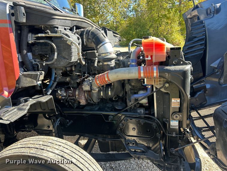 image for item ET3492 2020 Peterbilt 579 semi truck