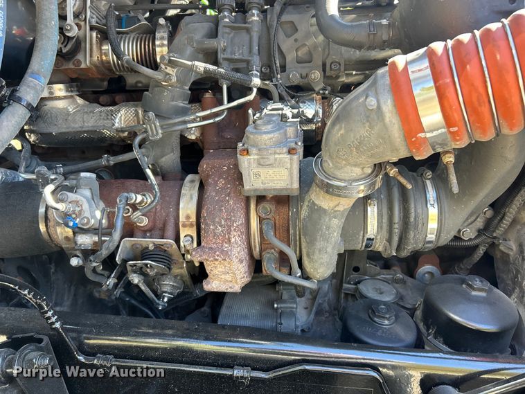 image for item ET3492 2020 Peterbilt 579 semi truck