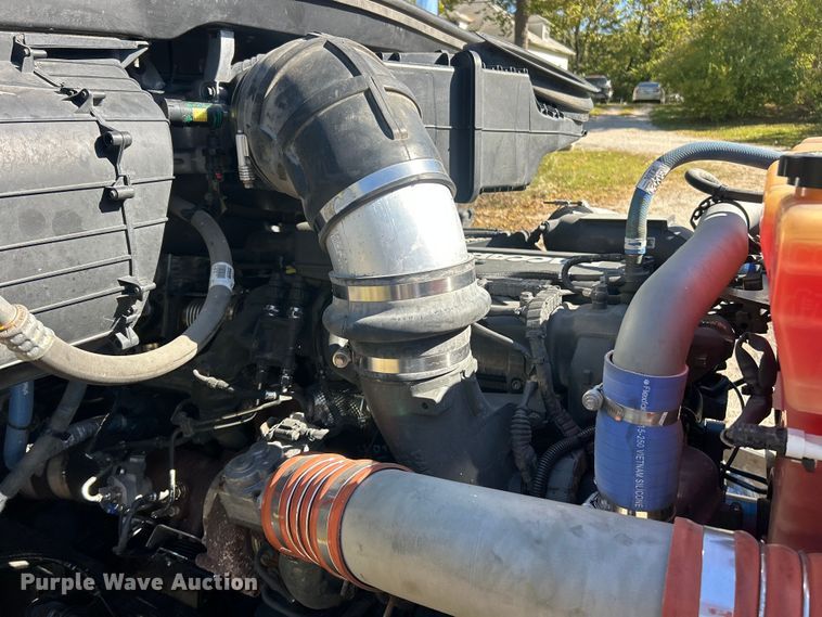 image for item ET3492 2020 Peterbilt 579 semi truck