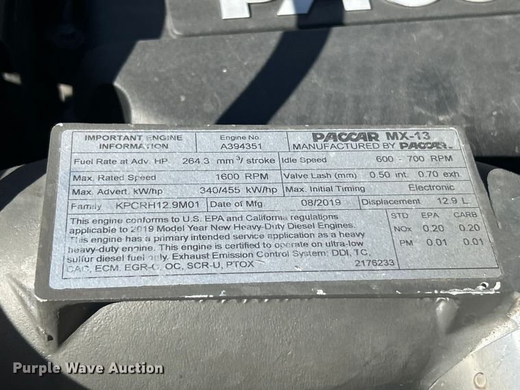 image for item ET3492 2020 Peterbilt 579 semi truck