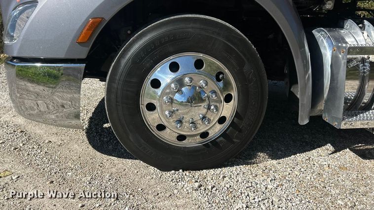 image for item ET3492 2020 Peterbilt 579 semi truck