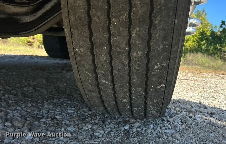 image for item ET3492 2020 Peterbilt 579 semi truck