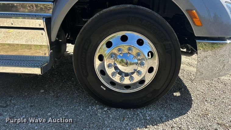 image for item ET3492 2020 Peterbilt 579 semi truck