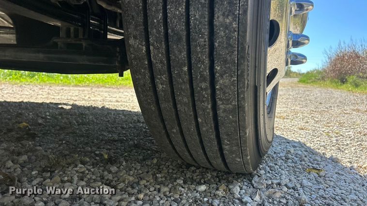 image for item ET3492 2020 Peterbilt 579 semi truck