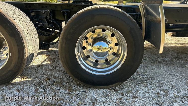 image for item ET3492 2020 Peterbilt 579 semi truck