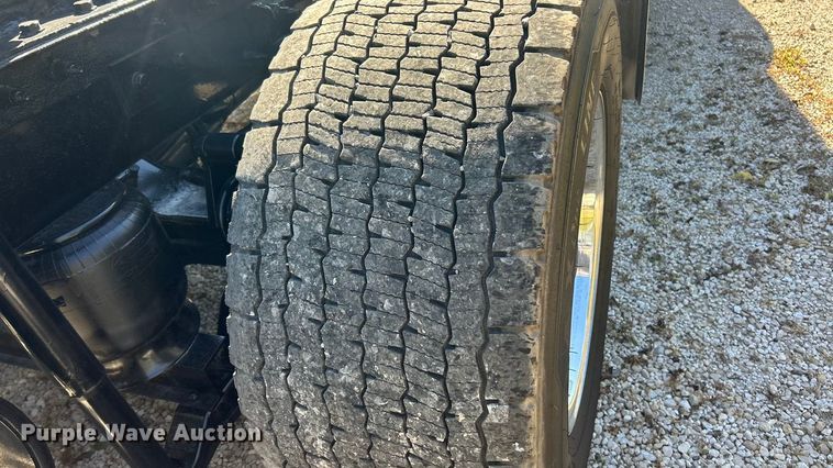 image for item ET3492 2020 Peterbilt 579 semi truck