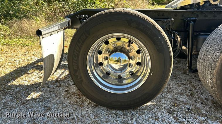 image for item ET3492 2020 Peterbilt 579 semi truck