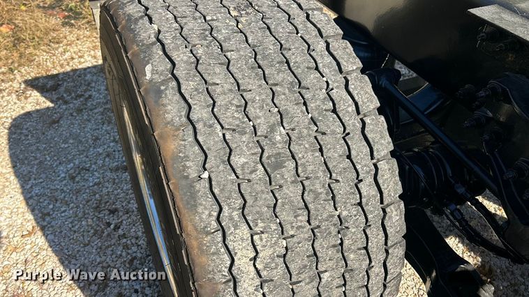 image for item ET3492 2020 Peterbilt 579 semi truck