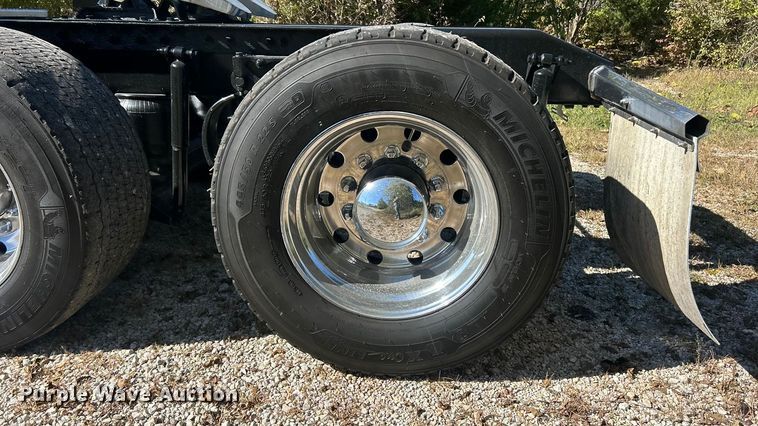 image for item ET3492 2020 Peterbilt 579 semi truck