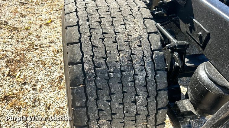 image for item ET3492 2020 Peterbilt 579 semi truck