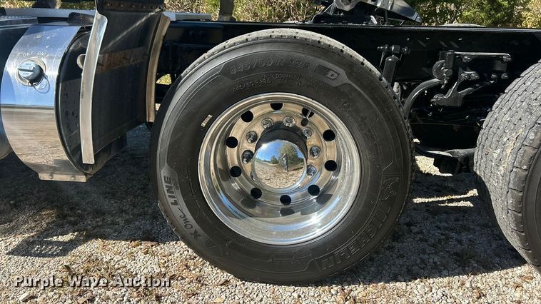 image for item ET3492 2020 Peterbilt 579 semi truck