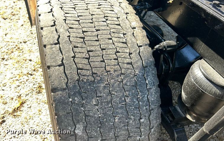 image for item ET3492 2020 Peterbilt 579 semi truck