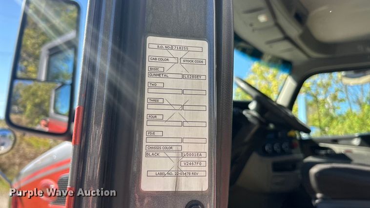 image for item ET3492 2020 Peterbilt 579 semi truck